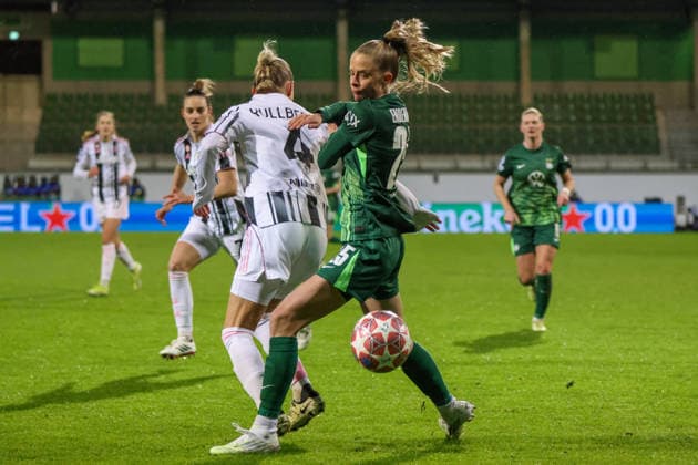 Wolfsburg, Germany February 12, 2026 UEFA Champions League Women 2025 2026 1 8 Final VfL Wolfsburg vs Juventus Turin In the picture from left in the duel Amalie Vangsgaard Juventus Turin and Vivien Endemann VfL Copyright: HMBxMedia MadeleinexFantini