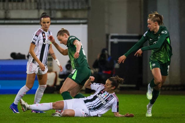 Wolfsburg, Germany February 12, 2026 UEFA Champions League Women 2025 2026 1 8 Final VfL Wolfsburg vs Juventus Turin In the picture from left in the duel Barbara Bonansea Juventus Turin , Sarai Linder VfL , Martina Lenzini Juventus Turin and Vivien Endemann VfL Copyright: HMBxMedia MadeleinexFantini