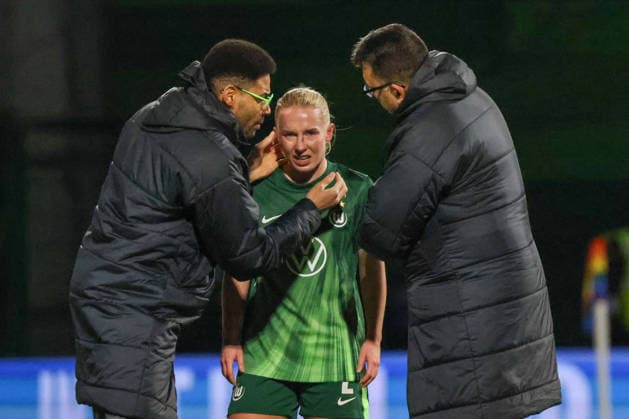 Wolfsburg, Germany February 12, 2026 UEFA Champions League Women 2025 2026 1 8 Final VfL Wolfsburg vs Juventus Turin In the picture from left the second Thea Bjelde VfL injured on the pitch and is therefore receiving medical treatment Copyright: HMBxMedia MadeleinexFantini