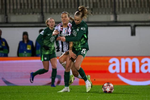 Wolfsburg, Germany February 12, 2026 UEFA Champions League Women 2025 2026 1 8 Final VfL Wolfsburg vs Juventus Turin In the picture from left in the duel Abi Brighton Juventus Turin and Vivien Endemann VfL Copyright: HMBxMedia MadeleinexFantini