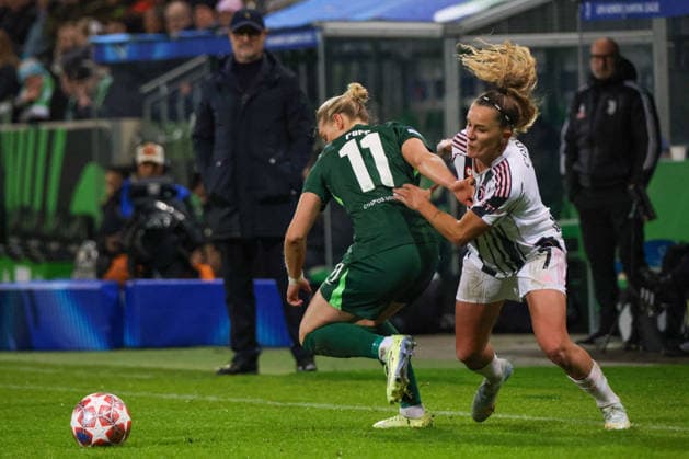 Wolfsburg, Germany February 12, 2026 UEFA Champions League Women 2025 2026 1 8 Final VfL Wolfsburg vs Juventus Turin In the picture from left in the duel Alexandra Popp VfL and Ana Capeta Juventus Turin Copyright: HMBxMedia MadeleinexFantini