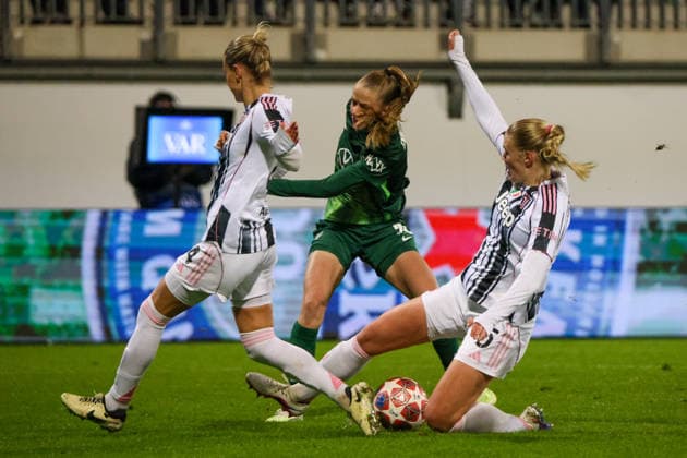 Wolfsburg, Germany February 12, 2026 UEFA Champions League Women 2025 2026 1 8 Final VfL Wolfsburg vs Juventus Turin In the picture from left in the duel Emma Kullberg Juventus Turin , Vivien Endemann VfL and Mathilde Harviken Juventus Turin Copyright: HMBxMedia MadeleinexFantini