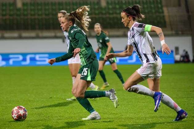 Wolfsburg, Germany February 12, 2026 UEFA Champions League Women 2025 2026 1 8 Final VfL Wolfsburg vs Juventus Turin Pictured from left Vivien Endemann VfL and Barbara Bonansea Juventus Turin in a running duel Copyright: HMBxMedia MadeleinexFantini