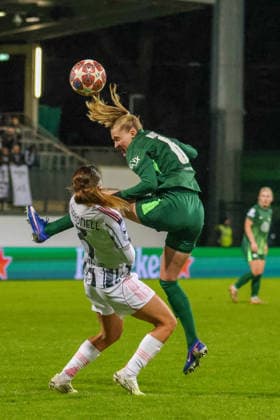 Wolfsburg, Germany February 12, 2026 UEFA Champions League Women 2025 2026 1 8 Final VfL Wolfsburg vs Juventus Turin In the picture from left in the duel Estela Carbonell Juventus Turin and Janina Minge VfL Copyright: HMBxMedia MadeleinexFantini