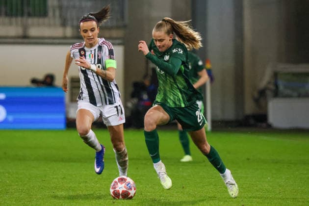 Wolfsburg, Germany February 12, 2026 UEFA Champions League Women 2025 2026 1 8 Final VfL Wolfsburg vs Juventus Turin In the picture from left in the duel Barbara Bonansea Juventus Turin and Vivien Endemann VfL Copyright: HMBxMedia MadeleinexFantini