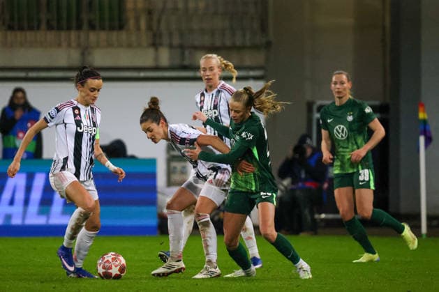 Wolfsburg, Germany February 12, 2026 UEFA Champions League Women 2025 2026 1 8 Final VfL Wolfsburg vs Juventus Turin In the picture from left in the duel Barbara Bonansea Juventus Turin , Martina Lenzini Juventus Turin and Vivien Endemann VfL Copyright: HMBxMedia MadeleinexFantini