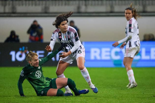 Wolfsburg, Germany February 12, 2026 UEFA Champions League Women 2025 2026 1 8 Final VfL Wolfsburg vs Juventus Turin In the picture from left in the duel Janina Minge VfL and Eva Schatzer Juventus Turin Copyright: HMBxMedia MadeleinexFantini
