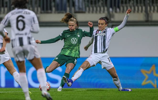 GER, Wolfsburg, VfL Wolfsburg vs Juventus Turin, WomenÂs Champions League, Football, UEFA, Season 2025 2026, AOK Arena, Playoffs, First leg in picture f l Vivien Endemann VfL Wolfsburg Women 25 , Barbara Bonansea Juventus Turin Women 11 DFB DFL REGULATIONS PROHIBIT ANY USE OF PHOTOGRAPHS AS IMAGE SEQUENCES AND OR QUASI VIDEO, 12 02 2026 Copyright: HMBxMedia HendrikxHamelau