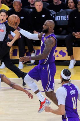 February 12, 2026, Los Angeles, California, USA: LeBron James 23 of the Los Angeles Lakers passes the ball after a fast break during their regular season NBA, Basketball Herren, USA game against the Dallas Mavericks on Thursday February 12, 2026 at Crypto.com Arena in Los Angeles, California. ARIANA RUIZ PI Los Angeles USA - ZUMAp124 20260212_zaa_p124_045 Copyright: xArianaxRuizx