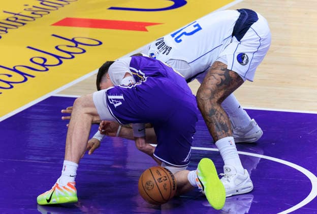 February 12, 2026, Los Angeles, California, USA: Jake LaRavia 12 of the Los Angeles Lakers and Daniel Gafford 21 of the Dallas Mavericks wrestle for the ball on the floor during their regular season NBA, Basketball Herren, USA game against the Dallas Mavericks on Thursday February 12, 2026 at Crypto.com Arena in Los Angeles, California. ARIANA RUIZ PI Los Angeles USA - ZUMAp124 20260212_zaa_p124_051 Copyright: xArianaxRuizx