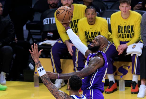 February 12, 2026, Los Angeles, California, USA: LeBron James 23 of the Los Angeles Lakers performs a layup as PJ Washington 25 of the Dallas Mavericks defends the basket during their regular season NBA, Basketball Herren, USA game on Thursday February 12, 2026 at Crypto.com Arena in Los Angeles, California. ARIANA RUIZ PI Los Angeles USA - ZUMAp124 20260212_zaa_p124_054 Copyright: xArianaxRuizx