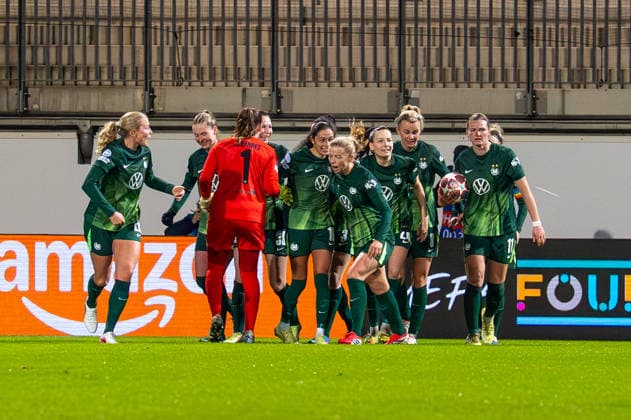 Germany, Football, UEFA, Womens Champions League, Play Offs 5 12 2025 2026 VfL Wolfsburg Juventus Turin on 12 02 in Wolfsburg AOK Stadion Goal Goal celebration 2 2 Sarai Linder VfL Wolfsburg 39 Stina Johannes VfL Wolfsburg 1 Copyright: xSvenxHeidmannx