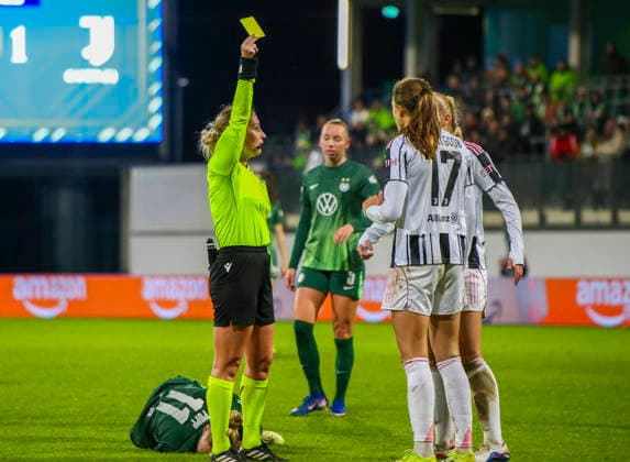 Germany Football UEFA Women™s Champions League 2025 2026, Playoffs VfL Wolfsburg vs Juventus AOK Stadion Wolfsburg Alexandra Popp VfL Wolfsburg Women, 11 Yellow card for player Emma Godo Emma Godo Juventus, 17 Wolfsburg Copyright: xAymanxAlahmedx