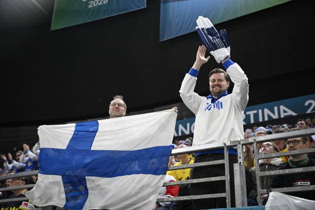 MILANO, ITALIEN 20260213 Finska fans, supportrar med flagga jublar efter 2-0 under ishockeymatchen i grupp B mellan Sverige och Finland i Santagiulia Arena under OS i Milano. *** Bilden ingar i SPORTPAKET. För övriga BETALBILD *** MILANO ITALIEN x10070x *** MILANO, ITALY 20260213 Finnish fans, supporters with flag cheer after 2 0 during the ice hockey match in group B between Sweden and Finland in Santagiulia Arena during the Olympics in Milan Picture in SPORT PACKAGE For others PAY PICTURE MILANO ITALY x10070x  Copyright: xJessicaxGow TTx OS 2026 ISHOCKEY FINLAND-SVERIGE