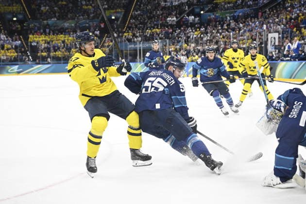 MILANO, ITALIEN 20260213 Sveriges Rickard Rakell Nyberg (tv) mot Finlands Rasmus Ristolainen (55) framför Finlands malvakt Juuse Saros under ishockeymatchen i grupp B mellan Sverige och Finland i Santagiulia Arena under OS i Milano. *** Bilden ingar i SPORTPAKET. För övriga BETALBILD *** MILANO ITALIEN x10070x *** MILANO, ITALY 20260213 Swedens Rickard Rakell Nyberg tv against Finlands Rasmus Ristolainen 55 in front of Finlands goalkeeper Juuse Saros during the group B ice hockey match between Sweden and Finland in Santagiulia Arena during the Milan Olympics Picture in SPORTPAKET For others PAYPICTURE MILANO ITALY x10070x  Copyright: xJessicaxGow TTx OS 2026 ISHOCKEY FINLAND-SVERIGE