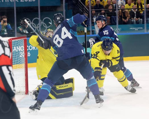 February 13, 2026, Milan, Lombardy, Italy: Anton Lundell 15 of Team Finland scores a goal as the puck goes over the head of Filip Gustavsson 32 of Team Sweden during a Group B men s Ice hockey, Eishockey game during the Milano Cortina 2026 Olympic Winter games, Winterspiele,Spiele, Summer games at Milano Santagiulia Ice Hockey Arena Milan Italy - ZUMAm117 20260213_oly_m117_003 Copyright: xDavidxMcIntyrex