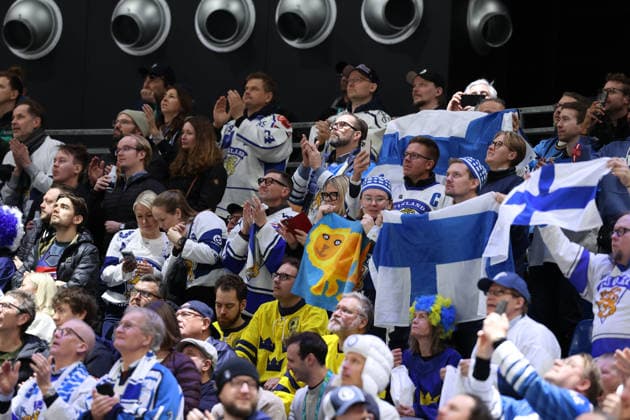 February 13, 2026, Milan, Lombardy, Italy: FINLAND FANS celebrate ANTON LUNDELL 13 scoring their side s second goal assisted by Eetu Luostarinen in the Preliminary Round Group B game between Team Finland and Team Sweden at the Milano Cortina 2026 Olympic Games, Olympische Spiele, Olympia, OS Olympics 2026: Milano Cortina: Ice hockey, Eishockey Men: FIN:SWE  - ZUMAc179 20260213_oly_c179_038 Copyright: xMickaelxChavetx