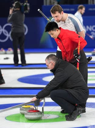 (260213) -- CORTINA D AMPEZZO, Feb. 13, 2026 -- Fei Xueqing (C) of China and Gaute Nepstad (back) of Norway watch as the referee measures distance during the curling men round robin session 3 match between China and Norway at the Milan-Cortina 2026 Olympic Winter games, Winterspiele,Spiele, Summer games in Cortina, Italy, Feb. 13, 2026. ) (MICO2026)ITALY-CORTINA D AMPEZZO-OLYMPIC WINTER GAMES-CURLING-MEN-ROUND ROBIN-CHN VS NOR LixGang 