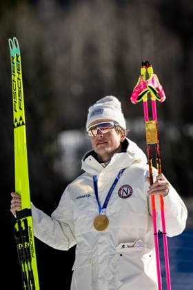 KLAEBO Johannes Hoesflot (Norwegen) jubelt auf dem Podium bei der Siegerehrung ueber den Sieg und die Gold Medaille, ITA, Olympische Spiele Milano Cortina 2026, Olympia, Langlauf 10 km Freistil, Individual Start Herren, 13.02.2026 ITA, Olympische Spiele Milano Cortina 2026, Olympia, Langlauf 10 km Freistil, Individual Start Herren, 13.02.2026 Tesero *** KLAEBO Johannes Hoesflot Norway celebrates victory and the gold medal on the podium at the award ceremony, ITA, Olympic Games Milano Cortina 2026, Olympics, cross-country skiing 10 km freestyle, individual start men, 13 02 2026 ITA, Olympic Games Milano Cortina 2026, Olympics, cross-country skiing 10 km freestyle, individual start men, 13 02 2026 Tesero Copyright: xEibner-Pressefoto Memmlerx EP_MMR