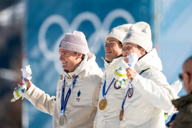 DESLOGES Mathis (Frankreich), KLAEBO Johannes Hoesflot (Norwegen), HEDEGART Einar (Norwegen) auf dem Podium bei der Siegerehrung, ITA, Olympische Spiele Milano Cortina 2026, Olympia, Langlauf 10 km Freistil, Individual Start Herren, 13.02.2026 ITA, Olympische Spiele Milano Cortina 2026, Olympia, Langlauf 10 km Freistil, Individual Start Herren, 13.02.2026 Tesero *** DESLOGES Mathis France , KLAEBO Johannes Hoesflot Norway , HEDEGART Einar Norway on the podium at the award ceremony, ITA, Olympic Games Milano Cortina 2026, Olympia, Cross-country skiing 10 km freestyle, Individual start men, 13 02 2026 ITA, Olympic Games Milano Cortina 2026, Olympia, Cross-country skiing 10 km freestyle, Individual start men, 13 02 2026 Tesero Copyright: xEibner-Pressefoto Memmlerx EP_MMR