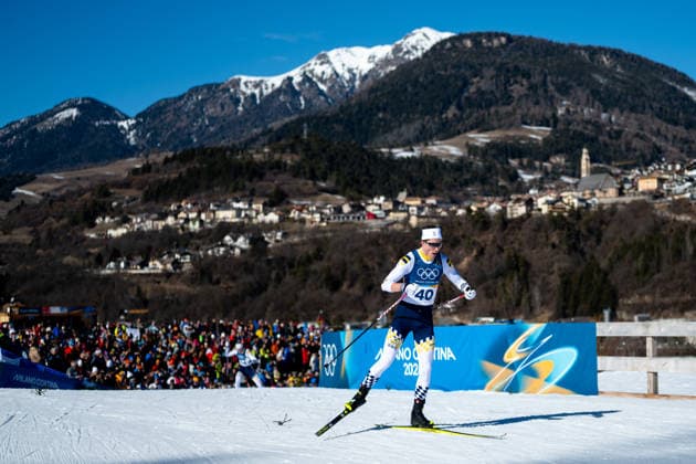 POROMAA William (Schweden) vor Bergpanorama Ortsblick Tesero, ITA, Olympische Spiele Milano Cortina 2026, Olympia, Langlauf 10 km Freistil, Individual Start Herren, 13.02.2026 ITA, Olympische Spiele Milano Cortina 2026, Olympia, Langlauf 10 km Freistil, Individual Start Herren, 13.02.2026 Tesero *** POROMAA William Sweden in front of a mountain panorama View of Tesero, ITA, Olympic Games Milano Cortina 2026, Olympia, cross-country skiing 10 km freestyle, individual start men, 13 02 2026 ITA, Olympic Games Milano Cortina 2026, Olympia, cross-country skiing 10 km freestyle, individual start men, 13 02 2026 Tesero Copyright: xEibner-Pressefoto Memmlerx EP_MMR