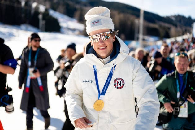 KLAEBO Johannes Hoesflot (Norwegen) jubelt nach der Siegerehrung ueber den Sieg und die Gold Medaille, ITA, Olympische Spiele Milano Cortina 2026, Olympia, Langlauf 10 km Freistil, Individual Start Herren, 13.02.2026 ITA, Olympische Spiele Milano Cortina 2026, Olympia, Langlauf 10 km Freistil, Individual Start Herren, 13.02.2026 Tesero *** KLAEBO Johannes Hoesflot Norway celebrates victory and the gold medal after the award ceremony, ITA, Olympic Games Milano Cortina 2026, Olympia, Cross-country skiing 10 km freestyle, Individual start men, 13 02 2026 ITA, Olympic Games Milano Cortina 2026, Olympia, Cross-country skiing 10 km freestyle, Individual start men, 13 02 2026 Tesero Copyright: xEibner-Pressefoto Memmlerx EP_MMR