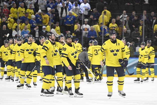 MILANO, ITALIEN 20260213 De svenska spelarna efter förlusten i ishockeymatchen i grupp B mellan Sverige och Finland i Santagiulia Arena under OS i Milano. *** Bilden ingar i SPORTPAKET. För övriga BETALBILD *** MILANO ITALIEN x10070x *** MILANO, ITALY 20260213 The Swedish players after the loss in the ice hockey match in group B between Sweden and Finland in Santagiulia Arena during the Milan Olympics The picture is in SPORTPAKET For others PAYPICTURE MILANO ITALY x10070x  Copyright: xJessicaxGow TTx OS 2026 ISHOCKEY FINLAND-SVERIGE