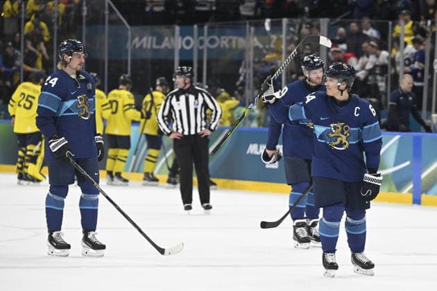 MILANO, ITALIEN 20260213 Finlands Roope Hintz och Mikael Granlund efter segern i ishockeymatchen i grupp B mellan Sverige och Finland i Santagiulia Arena under OS i Milano. *** Bilden ingar i SPORTPAKET. För övriga BETALBILD *** MILANO ITALIEN x10070x *** MILANO, ITALY 20260213 Finlands Roope Hintz and Mikael Granlund after the victory in the Group B ice hockey match between Sweden and Finland at the Santagiulia Arena during the Milan Olympics Picture in SPORT PACKAGE For others PAY PICTURE MILANO ITALY x10070x  Copyright: xJessicaxGow TTx OS 2026 ISHOCKEY FINLAND-SVERIGE