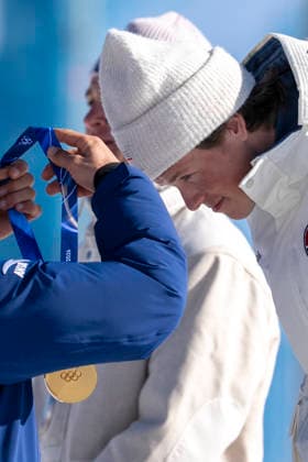 Cross-Country Skiing - Milano Cortina 2026 Winter Olympics: Day 7 Gold medallist Johannes Hoesflot Klaebo decorated by Martin Fourcade during the medal ceremony for the men s 10 km freestyle interval start competition on the seventh day of the Milano Cortina 2026 Winter Olympic Games, Olympische Spiele, Olympia, OS at the Tesero cross-country skiing stadium in Val di Fiemme, Italy, 13 February 2026. Cortina Italy  Copyright: xAndrzejxIwanczukx originalFilename:iwanczuk-crosscou260213_npqZE.jpg