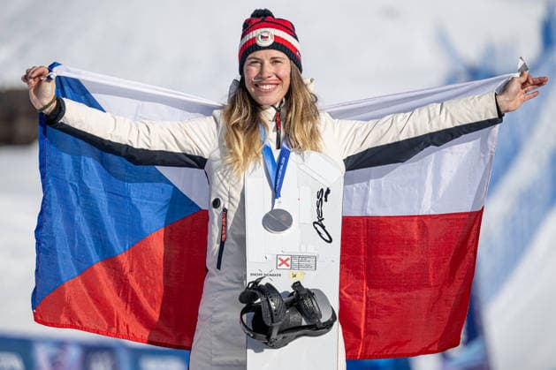 XXV Winter Olympic Games, Olympische Spiele, Olympia, OS in Livigno, Italy, on February 13, 2026. Women s Snowboard Cross. Eva Adamczykova from Czech Republic celebrates with silver medal and Czech flag. (CTKxPhoto DavidxTanecek) CTKPhotoP2026021306839  CTKPhotoP2026021306839