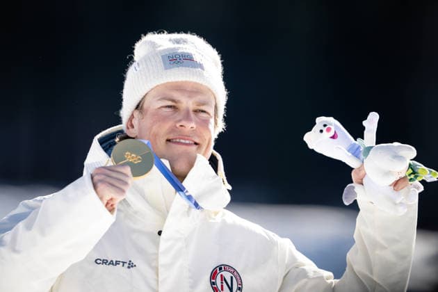 Johannes Hoesflot Klaebo (NOR) jubelt und präsentiert seine Goldmedaille im 10-km-Intervallstart Freistil der Männer im Skilanglauf bei den Olympischen Winterspielen Milano Cortina 2026 im Tesero Cross-Country Skiing Stadium, Tesero, Italien, am 13. Februar 2026. Johannes Hoesflot Klaebo of Norway celebrates and presents his gold medal in the Men s 10 km Interval Start Freestyle cross-country skiing event at the Olympic Winter games, Winterspiele,Spiele, Summer games Milano Cortina 2026 at the Tesero Cross-Country Skiing Stadium, Tesero, Italy, on February 13, 2026. *** Johannes Hoesflot Klaebo NOR celebrates and presents his gold medal in the Men s 10 km Interval Start Freestyle cross country skiing event at the Olympic Winter Games Milano Cortina 2026 at the Tesero Cross Country Skiing Stadium, Tesero, Italy, on February 13, 2026 Johannes Hoesflot Klaebo of Norway celebrates and presents his gold medal in the Men s 10 km Interval Start Freestyle cross country skiing event at the Olympic Winter Games Milano Cortina 2026 at the Tesero Cross Country Skiing Stadium, Tesero, Italy, on February 13, 2026 Copyright: HMBxMedia MarcxNiemeyer