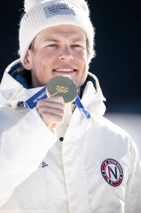 Johannes Hoesflot Klaebo (NOR) jubelt und präsentiert seine Goldmedaille im 10-km-Intervallstart Freistil der Männer im Skilanglauf bei den Olympischen Winterspielen Milano Cortina 2026 im Tesero Cross-Country Skiing Stadium, Tesero, Italien, am 13. Februar 2026. Johannes Hoesflot Klaebo of Norway celebrates and presents his gold medal in the Men s 10 km Interval Start Freestyle cross-country skiing event at the Olympic Winter games, Winterspiele,Spiele, Summer games Milano Cortina 2026 at the Tesero Cross-Country Skiing Stadium, Tesero, Italy, on February 13, 2026. *** Johannes Hoesflot Klaebo NOR celebrates and presents his gold medal in the Men s 10 km Interval Start Freestyle cross country skiing event at the Olympic Winter Games Milano Cortina 2026 at the Tesero Cross Country Skiing Stadium, Tesero, Italy, on February 13, 2026 Johannes Hoesflot Klaebo of Norway celebrates and presents his gold medal in the Men s 10 km Interval Start Freestyle cross country skiing event at the Olympic Winter Games Milano Cortina 2026 at the Tesero Cross Country Skiing Stadium, Tesero, Italy, on February 13, 2026 Copyright: HMBxMedia MarcxNiemeyer