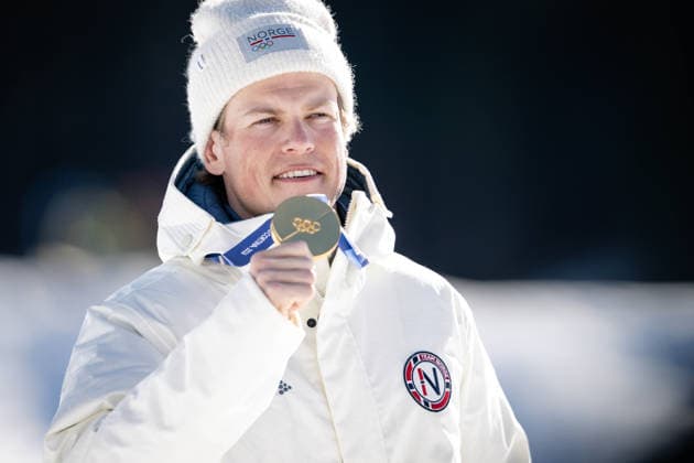 Johannes Hoesflot Klaebo (NOR) jubelt und präsentiert seine Goldmedaille im 10-km-Intervallstart Freistil der Männer im Skilanglauf bei den Olympischen Winterspielen Milano Cortina 2026 im Tesero Cross-Country Skiing Stadium, Tesero, Italien, am 13. Februar 2026. Johannes Hoesflot Klaebo of Norway celebrates and presents his gold medal in the Men s 10 km Interval Start Freestyle cross-country skiing event at the Olympic Winter games, Winterspiele,Spiele, Summer games Milano Cortina 2026 at the Tesero Cross-Country Skiing Stadium, Tesero, Italy, on February 13, 2026. *** Johannes Hoesflot Klaebo NOR celebrates and presents his gold medal in the Men s 10 km Interval Start Freestyle cross country skiing event at the Olympic Winter Games Milano Cortina 2026 at the Tesero Cross Country Skiing Stadium, Tesero, Italy, on February 13, 2026 Johannes Hoesflot Klaebo of Norway celebrates and presents his gold medal in the Men s 10 km Interval Start Freestyle cross country skiing event at the Olympic Winter Games Milano Cortina 2026 at the Tesero Cross Country Skiing Stadium, Tesero, Italy, on February 13, 2026 Copyright: HMBxMedia MarcxNiemeyer
