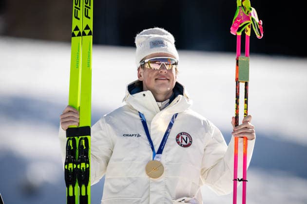 Johannes Hoesflot Klaebo (NOR) jubelt und präsentiert seine Goldmedaille im 10-km-Intervallstart Freistil der Männer im Skilanglauf bei den Olympischen Winterspielen Milano Cortina 2026 im Tesero Cross-Country Skiing Stadium, Tesero, Italien, am 13. Februar 2026. Johannes Hoesflot Klaebo of Norway celebrates and presents his gold medal in the Men s 10 km Interval Start Freestyle cross-country skiing event at the Olympic Winter games, Winterspiele,Spiele, Summer games Milano Cortina 2026 at the Tesero Cross-Country Skiing Stadium, Tesero, Italy, on February 13, 2026. *** Johannes Hoesflot Klaebo NOR celebrates and presents his gold medal in the Men s 10 km Interval Start Freestyle cross country skiing event at the Olympic Winter Games Milano Cortina 2026 at the Tesero Cross Country Skiing Stadium, Tesero, Italy, on February 13, 2026 Johannes Hoesflot Klaebo of Norway celebrates and presents his gold medal in the Men s 10 km Interval Start Freestyle cross country skiing event at the Olympic Winter Games Milano Cortina 2026 at the Tesero Cross Country Skiing Stadium, Tesero, Italy, on February 13, 2026 Copyright: HMBxMedia MarcxNiemeyer