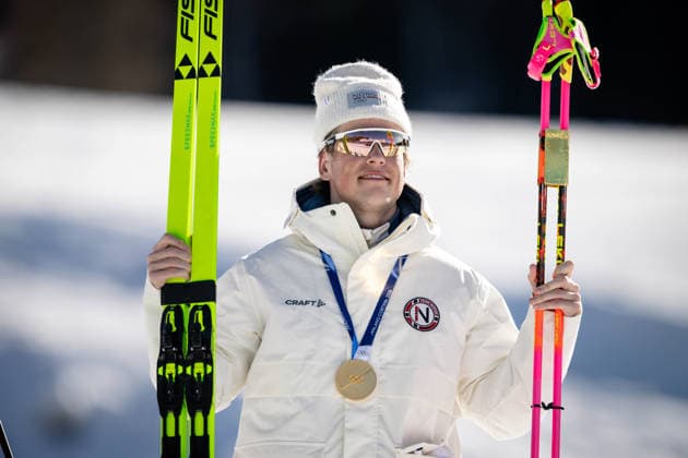 Johannes Hoesflot Klaebo (NOR) jubelt und präsentiert seine Goldmedaille im 10-km-Intervallstart Freistil der Männer im Skilanglauf bei den Olympischen Winterspielen Milano Cortina 2026 im Tesero Cross-Country Skiing Stadium, Tesero, Italien, am 13. Februar 2026. Johannes Hoesflot Klaebo of Norway celebrates and presents his gold medal in the Men s 10 km Interval Start Freestyle cross-country skiing event at the Olympic Winter games, Winterspiele,Spiele, Summer games Milano Cortina 2026 at the Tesero Cross-Country Skiing Stadium, Tesero, Italy, on February 13, 2026. *** Johannes Hoesflot Klaebo NOR celebrates and presents his gold medal in the Men s 10 km Interval Start Freestyle cross country skiing event at the Olympic Winter Games Milano Cortina 2026 at the Tesero Cross Country Skiing Stadium, Tesero, Italy, on February 13, 2026 Johannes Hoesflot Klaebo of Norway celebrates and presents his gold medal in the Men s 10 km Interval Start Freestyle cross country skiing event at the Olympic Winter Games Milano Cortina 2026 at the Tesero Cross Country Skiing Stadium, Tesero, Italy, on February 13, 2026 Copyright: HMBxMedia MarcxNiemeyer
