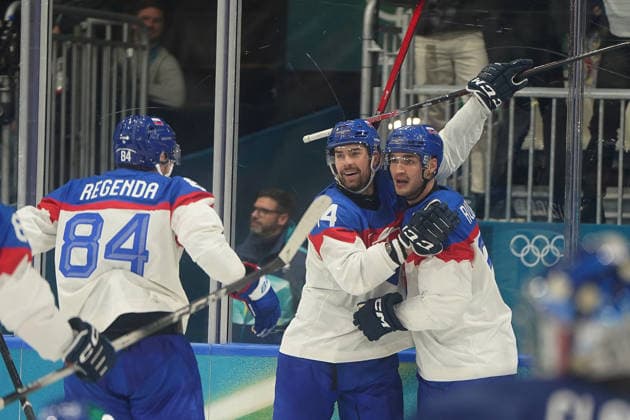 Milano Cortina, 2026 , Winter Olympic Games, Olympische Spiele, Olympia, OS Olympische Winter-Olympische spiele 2026 , Icehockey, Eishockey Männer, Men s Preliminary Round, Vorrunde, Italy vs Slowakei Ice hockey, Eishockey Arena Milano Rho Mailand peterv ceresnak, adam ruzicka, Slowakei SVK jubeln, Gladys Chai von der Laage *** Milano Cortina, 2026 , Winter Olympic Games, Winter Olympic Games 2026 , Ice Hockey, Ice Hockey Men, Men s Preliminary Round, Preliminary Round, Italy vs Slovakia ice Hockey Arena Milano Rho Milan peterv ceresnak, adam ruzicka, Slovakia SVK cheer, Gladys Chai von der Laage