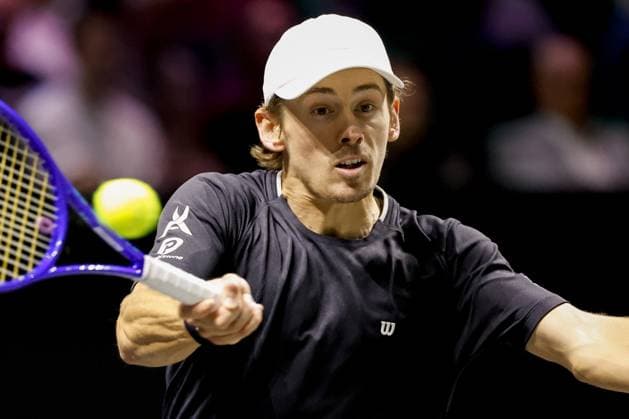 ROTTERDAM - Alex De Minaur in action against Botic van de Zandschulp during the quarterfinals on the fifth day of the ABN AMRO tennis tournament at Ahoy Rotterdam. BAS CZERWINSKI ANP xVIxANPxSportx xxANPxIVx 550577806 originalFilename: 550577806.jpg