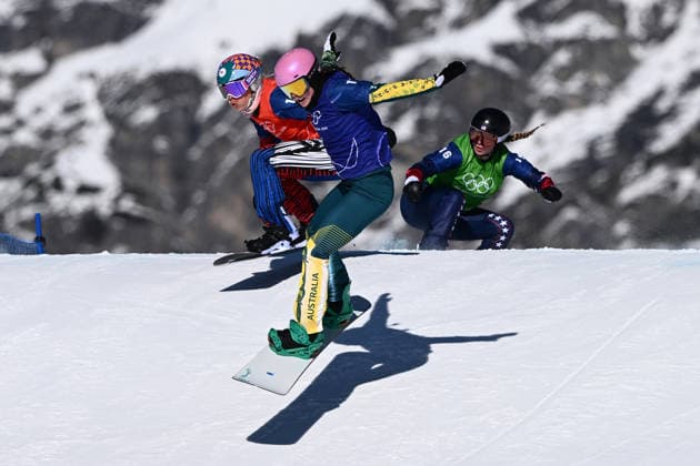 2026 WINTER Olympic Games, Olympische Spiele, Olympia, OS Josie Baff of Australia leads during the 1 8th final of the Women™s Snowboard Cross Final at the Livigno Snow Park on day 7 of the 2026 Milano Cortina Winter Olympic Games in Livigno, Italy, Wednesday, February 11, 2026. ( NO ARCHIVING, EDITORIAL USE ONLY LIVIGNO SONDRIO ITALY  Copyright: xDANxHIMBRECHTSx 20260214141357968358