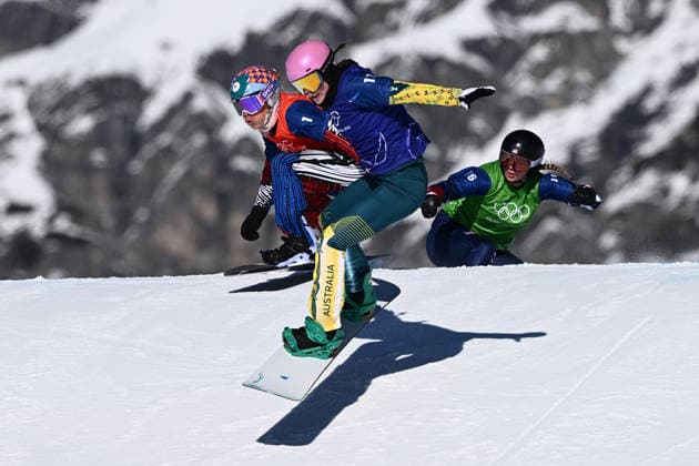 2026 WINTER Olympic Games, Olympische Spiele, Olympia, OS Josie Baff of Australia leads during the 1 8th final of the Women™s Snowboard Cross Final at the Livigno Snow Park on day 7 of the 2026 Milano Cortina Winter Olympic Games in Livigno, Italy, Wednesday, February 11, 2026. ( NO ARCHIVING, EDITORIAL USE ONLY LIVIGNO SONDRIO ITALY  Copyright: xDANxHIMBRECHTSx 20260214159914053661
