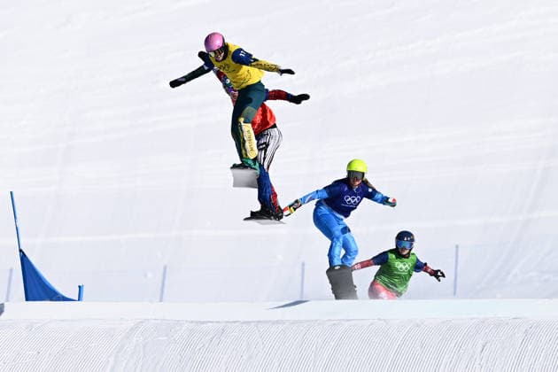 2026 WINTER Olympic Games, Olympische Spiele, Olympia, OS Josie Baff of Australia leads in the big final of the Women™s Snowboard Cross Final at the Livigno Snow Park on day 7 of the 2026 Milano Cortina Winter Olympic Games in Livigno, Italy, Wednesday, February 11, 2026. ( NO ARCHIVING, EDITORIAL USE ONLY LIVIGNO SONDRIO ITALY  Copyright: xDANxHIMBRECHTSx 20260214148779309084