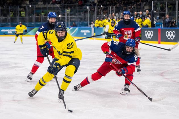 260213 Thea Johansson of Sweden and Tereza Pistekova of Czech Republic in the women s Ice hockey, Eishockey quarter final between Sweden and Czech Republic during day 7 of the 2026 Winter Olympics on February 13, 2026 in Milan. Photo: Emma Wallskog BILDBYRAN kod EW EW0632 ishockey ice hockey Olympic Games, Olympische Spiele, Olympia, OS olympics winter olympics os ol olympiska spel vinter-os olympiske leker milano cortina 2026 milan cortina 2026 milano cortina 2026 olympic games milano cortina 2026 winter olympic games milano cortina-os milano cortina-ol vinter-ol 7 bbeng sverige sweden dam tjeckien czech republic quarter final kvartsfinal *** 260213 Thea Johansson of Sweden and Tereza Pistekova of Czech Republic in the women s ice hockey quarter final between Sweden and Czech Republic during day 7 of the 2026 Winter Olympics on February 13, 2026 in Milan Photo Emma Wallskog BILDBYRAN kod EW EW0632 ishockey ice hockey olympic games olympics winter olympics os ol olympiska spel vinter os olympiske leker milano cortina 2026 milan cortina 2026 milano cortina 2026 olympic games milano cortina 2026 winter olympic games milano cortina os milano cortina ol vinter ol 7 bbeng sverige sweden dam tjeckien czech republic quarter final kvartsfinal  Copyright: EMMAxWALLSKOG BB260213EW092