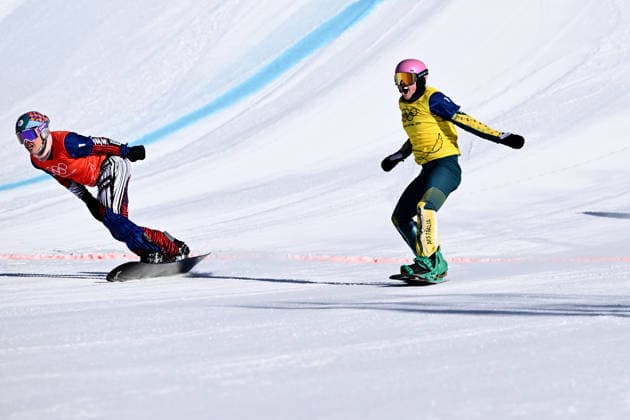 2026 WINTER Olympic Games, Olympische Spiele, Olympia, OS Josie Baff of Australia leads Eva Adamczykova of Czechia (left) to win the Gold medal in the big final of the Women™s Snowboard Cross Final at the Livigno Snow Park on day 7 of the 2026 Milano Cortina Winter Olympic Games in Livigno, Italy, Wednesday, February 11, 2026. ( NO ARCHIVING, EDITORIAL USE ONLY LIVIGNO SONDRIO ITALY  Copyright: xDANxHIMBRECHTSx 20260214154778429718