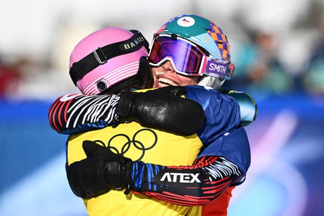 2026 WINTER Olympic Games, Olympische Spiele, Olympia, OS Josie Baff of Australia celebrates with Eva Adamczykova of Czechia after winning the Gold medal in the big final of the Women™s Snowboard Cross Final at the Livigno Snow Park on day 7 of the 2026 Milano Cortina Winter Olympic Games in Livigno, Italy, Wednesday, February 11, 2026. ( NO ARCHIVING, EDITORIAL USE ONLY LIVIGNO SONDRIO ITALY  Copyright: xDANxHIMBRECHTSx 20260214194393791203