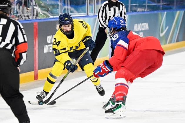 MILANO, ITALIEN 20260213 Sveriges Sofie Lundin under fredagens kvartsfinal i damernas ishockey mellan Tjeckien och Sverige i Rho Ice hockey, Eishockey arena under OS i Milano. *** Bilden ingar i SPORTPAKET. För övriga BETALBILD *** MILANO ITALIEN x10070x *** MILANO, ITALY 20260213 Swedens Sofie Lundin during Fridays womens ice hockey quarterfinal between the Czech Republic and Sweden in the Rho ice hockey arena during the Milan Olympics Picture in SPORTPAKET For others PAYPICTURE MILANO ITALY x10070x  Copyright: xJessicaxGow TTx OS 2026 ISHOCKEY TJECKIEN-SVERIGE