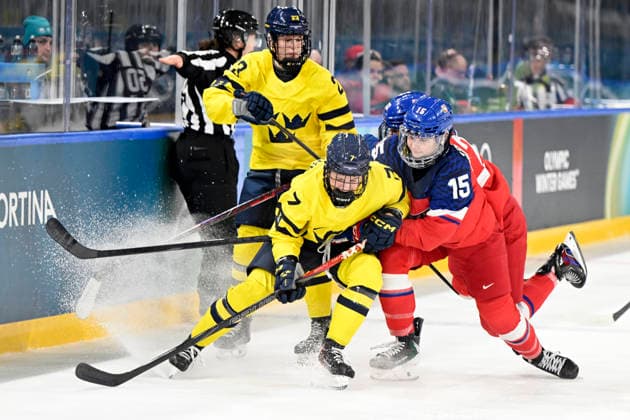 MILANO, ITALIEN 20260213 Sveriges Emma Söderberg och Tjeckiens Andrea Trnkova under fredagens kvartsfinal i damernas ishockey mellan Tjeckien och Sverige i Rho Ice hockey, Eishockey arena under OS i Milano. *** Bilden ingar i SPORTPAKET. För övriga BETALBILD *** MILANO ITALIEN x10070x *** MILANO, ITALY 20260213 Swedens Emma Söderberg and the Czech Republics Andrea Trnkova during Fridays womens ice hockey quarterfinal between the Czech Republic and Sweden at the Rho ice hockey arena during the Milan Olympics Picture in SPORT PACKAGE For others PAY PICTURE MILANO ITALY x10070x  Copyright: xJessicaxGow TTx OS 2026 ISHOCKEY TJECKIEN-SVERIGE