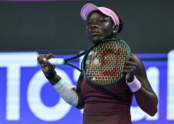 Qatar TotalEnergies Open 2026 - Day Six DOHA, QATAR FEBRUARY 13: Victoria Mboko of Canada competes against Jelena Ostapenko of Latvia in the semifinal on Day Six of the Qatar TotalEnergies Open, part of the Hologic WTA, Tennis Damen Tour, at the Khalifa International Tennis and Squash Complex on February 13, 2026 in Doha, Qatar. Doha Qatar  Copyright: xArturxWidakx originalFilename:widak-qatartot260213_nprMa.jpg