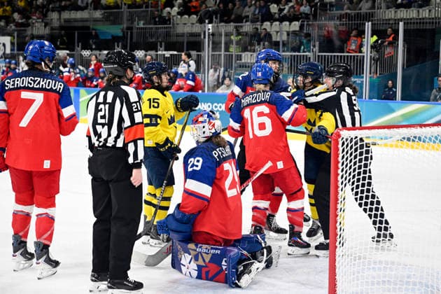 MILANO, ITALIEN 20260213 Heta känslor mellan Sveriges Sara Hjalmarsson och Tjeckiens Tereza Plosova och Katerina Mrazova framför Tjeckiens mal under fredagens kvartsfinal i damernas ishockey mellan Tjeckien och Sverige i Rho Ice hockey, Eishockey arena under OS i Milano. *** Bilden ingar i SPORTPAKET. För övriga BETALBILD *** MILANO ITALIEN x10070x *** MILANO, ITALY 20260213 Hot emotions between Swedens Sara Hjalmarsson and Czech Republics Tereza Plosova and Katerina Mrazova in front of the Czech goal during Fridays womens ice hockey quarterfinal between Czech Republic and Sweden in the Rho ice hockey arena during the Milan Olympics Picture in SPORTPAKET For others PAYPICTURE MILANO ITALY x10070x  Copyright: xJessicaxGow TTx OS 2026 ISHOCKEY TJECKIEN-SVERIGE