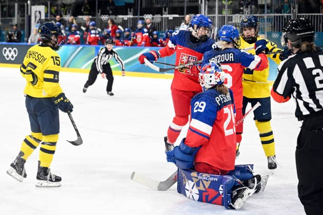 MILAN, ITALY 20260213 Hot emotions between Sweden s Sara Hjalmarsson and Czech Republic s Tereza Plosova and Katerina Mrazova in front of the Czech Republic s goal during Friday s quarterfinal match in the women s Ice hockey, Eishockey between the Czech Republic and Sweden at the Rho ice hockey arena during the Milan Olympics. *** The image is included in the SPORTS PACKAGE. For others PAYMENT IMAGE *** MILANO ITALY x10070x *** MILAN, ITALY 20260213 Hot emotions between Sweden s Sara Hjalmarsson and Czech Republic s Tereza Plosova and Katerina Mrazova in front of the Czech Republic s goal during Friday s quarterfinal match in the women s ice hockey between the Czech Republic and Sweden at the Rho ice hockey arena during the Milan Olympics The image is included in the SPORTS PACKAGE For others PAYMENT IMAGE MILANO ITALY x10070x  Copyright: xJessicaxGow TTx 2026 OLYMPICS ICE HOCKEY CZECH REPUBLIC-SWEDEN