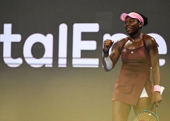 Qatar TotalEnergies Open 2026 - Day Five DOHA, QATAR FEBRUARY 13: Victoria Mboko of Canada celebrates after winning against Jelena Ostapenko of Latvia in the semifinal on Day Six of the Qatar TotalEnergies Open, part of the Hologic WTA, Tennis Damen Tour, at the Khalifa International Tennis and Squash Complex on February 13, 2026 in Doha, Qatar. Doha Qatar  Copyright: xArturxWidakx originalFilename:widak-qatartot260213_npkIX.jpg