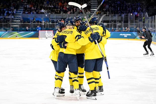 MILANO, ITALIEN 20260213 Sverigejubel efter 0-1 av Hanna Svensson under fredagens kvartsfinal i damernas ishockey mellan Tjeckien och Sverige i Rho Ice hockey, Eishockey arena under OS i Milano. *** Bilden ingar i SPORTPAKET. För övriga BETALBILD *** MILANO ITALIEN x10070x *** MILANO, ITALY 20260213 Sweden cheers after 0-1 by Hanna Svensson during Fridays womens ice hockey quarterfinal between the Czech Republic and Sweden in the Rho ice hockey arena during the Milan Olympics Picture in SPORTPAKET For others PAYPICTURE MILANO ITALY x10070x  Copyright: xJessicaxGow TTx OS 2026 ISHOCKEY TJECKIEN-SVERIGE